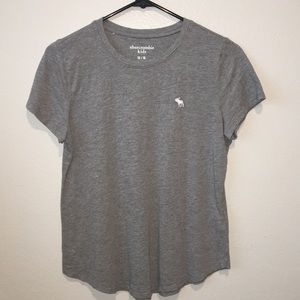 Hello I’m selling a Abercrombie kids grey t-shirt.